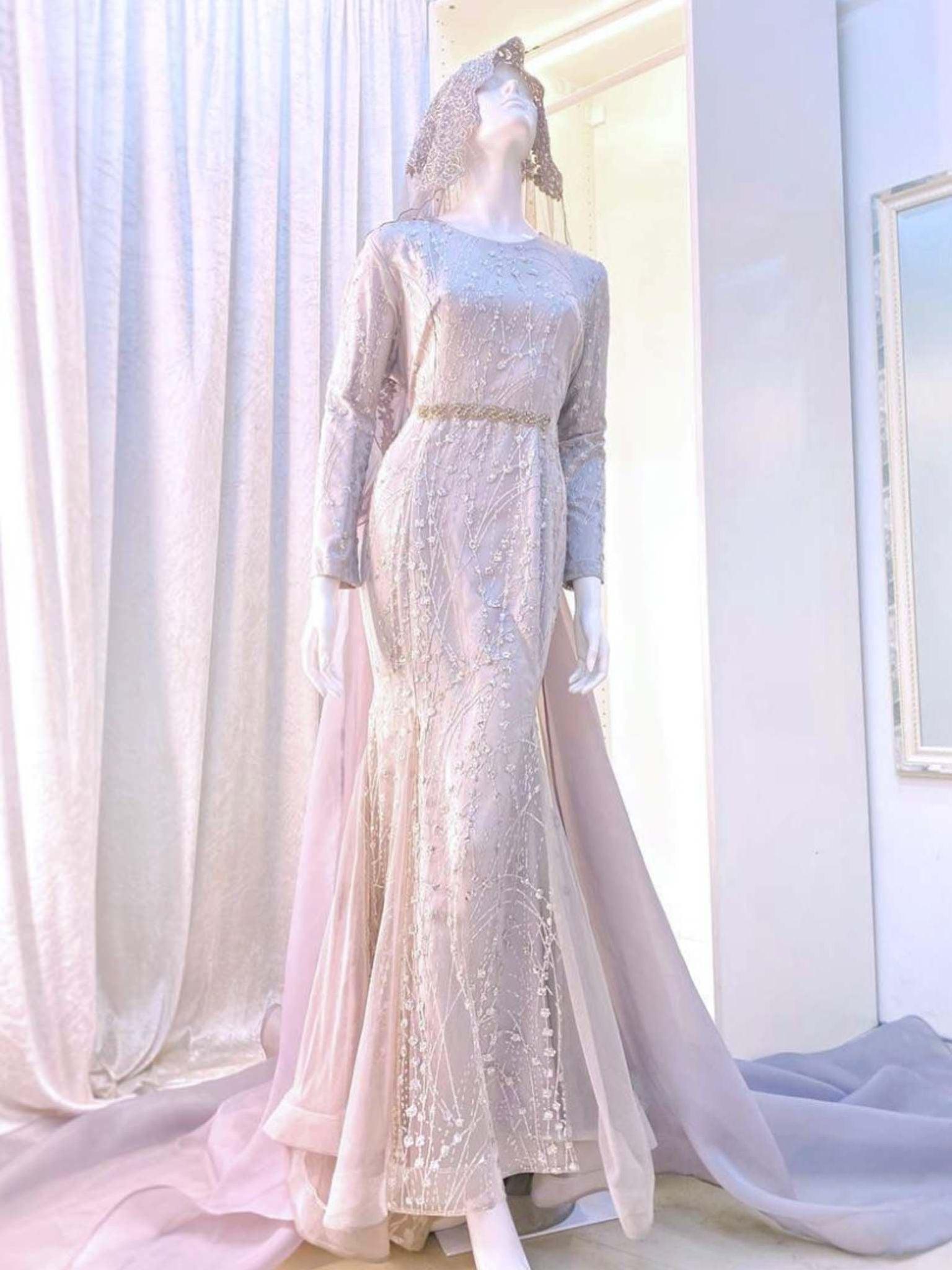 sepasang baju pengantin, Trumpet dress berwarna kelabu dan renda berkilauan lengkap aksesori buatan Butik Pengantin PP Signature-a pair of wedding dresses, Trumpet Dress in gray and glitter lace complete with accessories by PP Signature Bridal Boutique