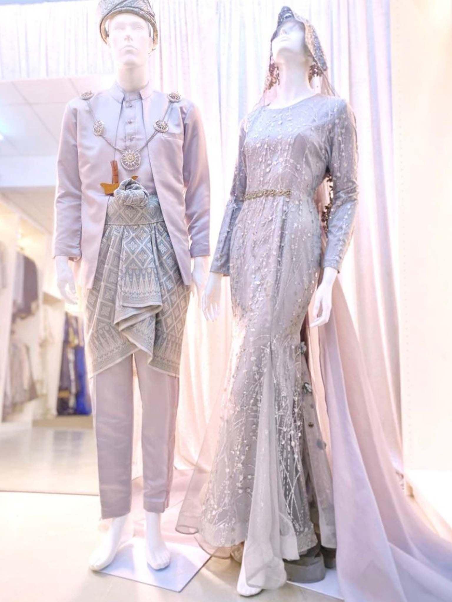 sepasang baju pengantin, Trumpet dress berwarna kelabu dan renda berkilauan lengkap aksesori buatan Butik Pengantin PP Signature-a pair of wedding dresses, Trumpet Dress in gray and glitter lace complete with accessories by PP Signature Bridal Boutique