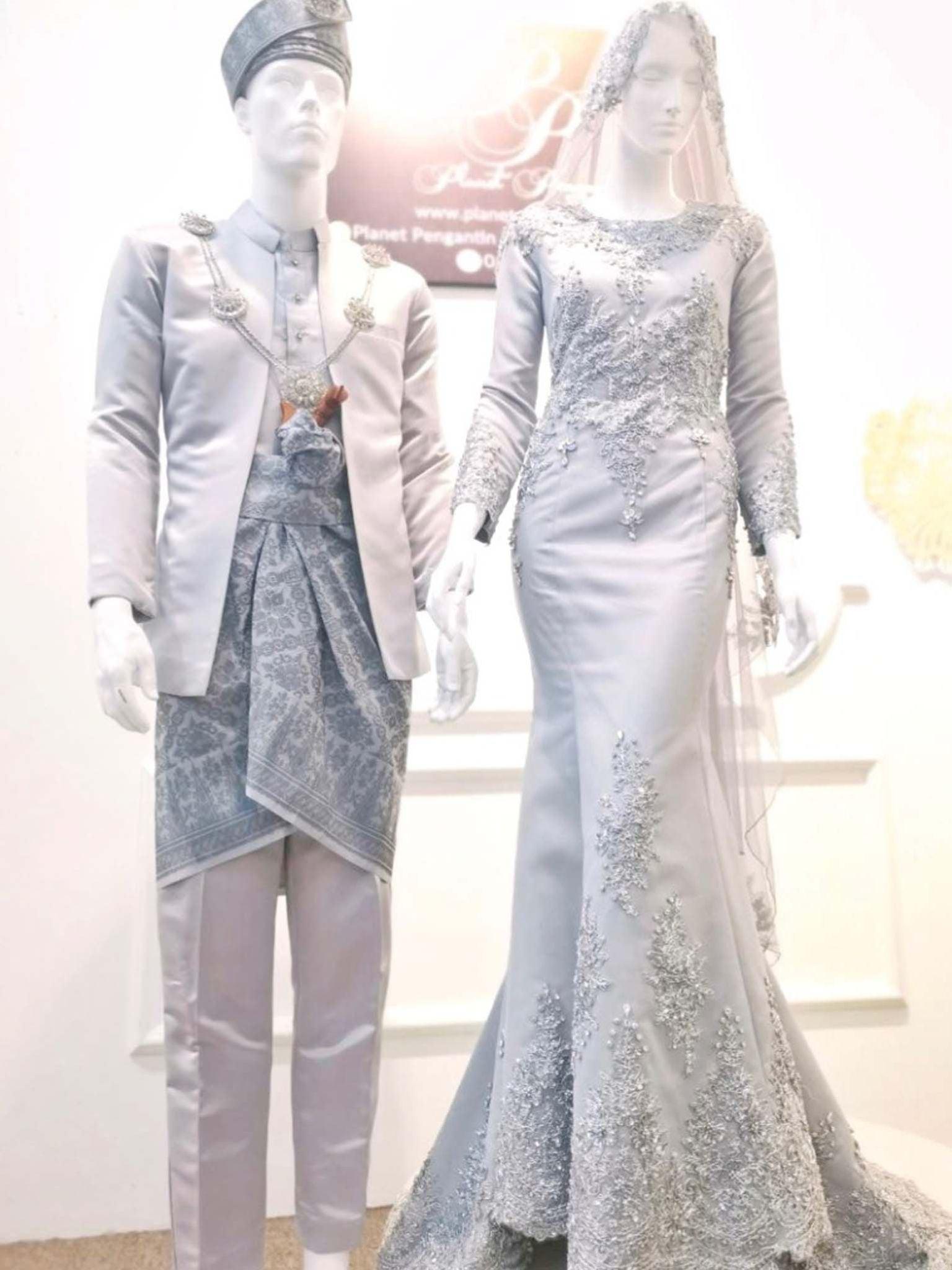 sepasang baju pengantin, Trumpet dress berwarna kelabu perak lengkap aksesori buatan Butik Pengantin PP Signature-a pair of wedding dresses, Trumpet Dress in silver gray complete with accessories by PP Signature Bridal Boutique