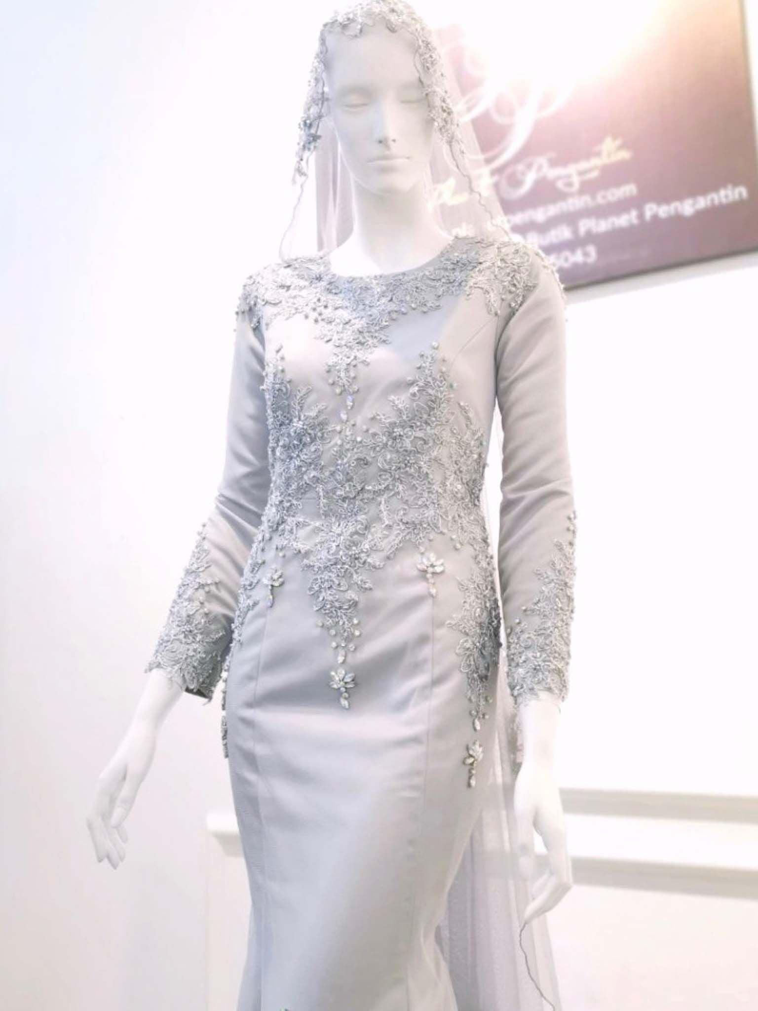 sepasang baju pengantin, Trumpet dress berwarna kelabu perak lengkap aksesori buatan Butik Pengantin PP Signature-a pair of wedding dresses, Trumpet Dress in silver gray complete with accessories by PP Signature Bridal Boutique