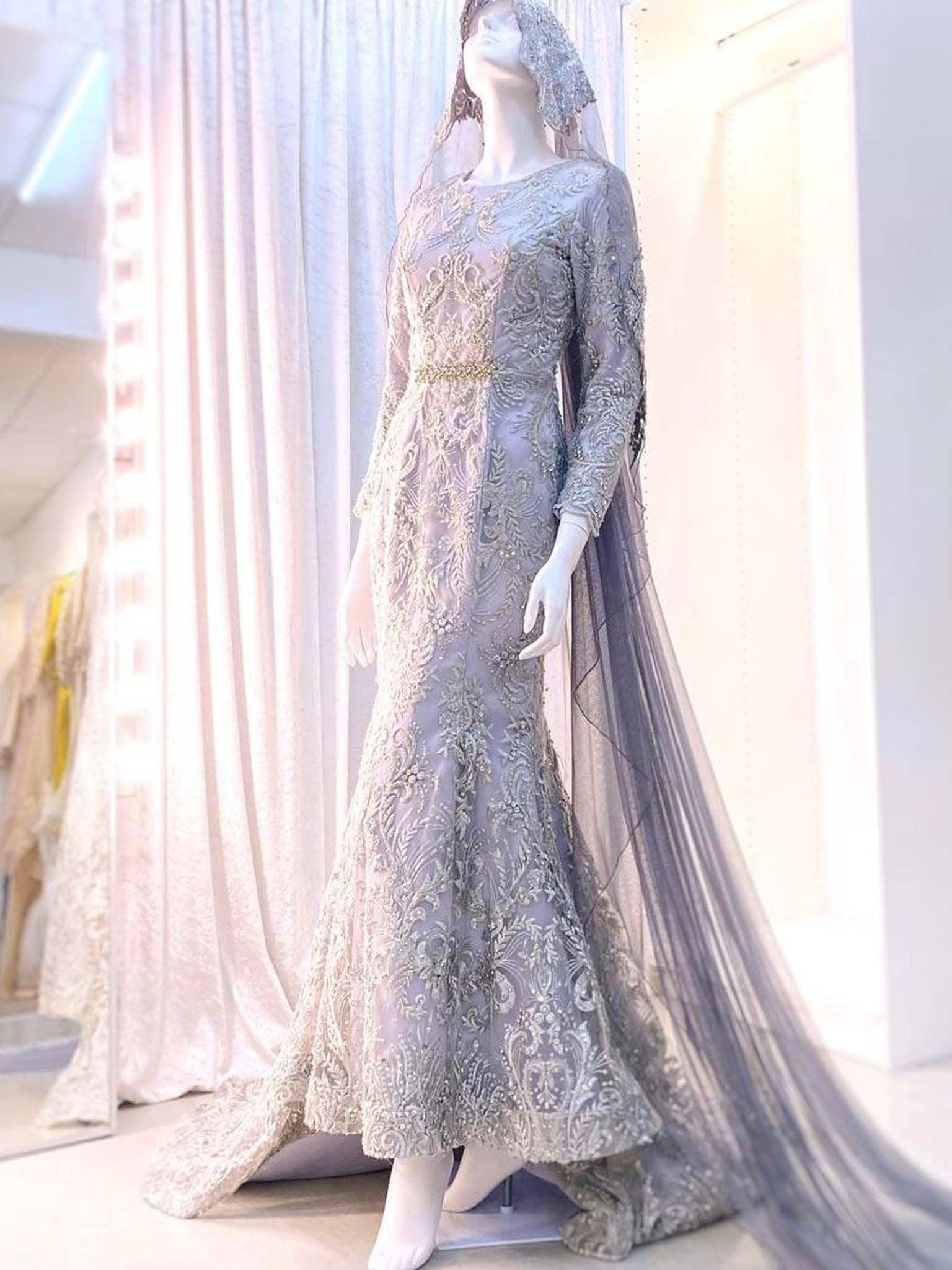 sepasang baju pengantin, Trumpet dress berwarna kelabu perak dengan renda penuh lengkap aksesori buatan Butik Pengantin PP Signature-a pair of wedding dresses, Trumpet Dress in silver gray with full lace complete with accessories by PP Signature Bridal Boutique