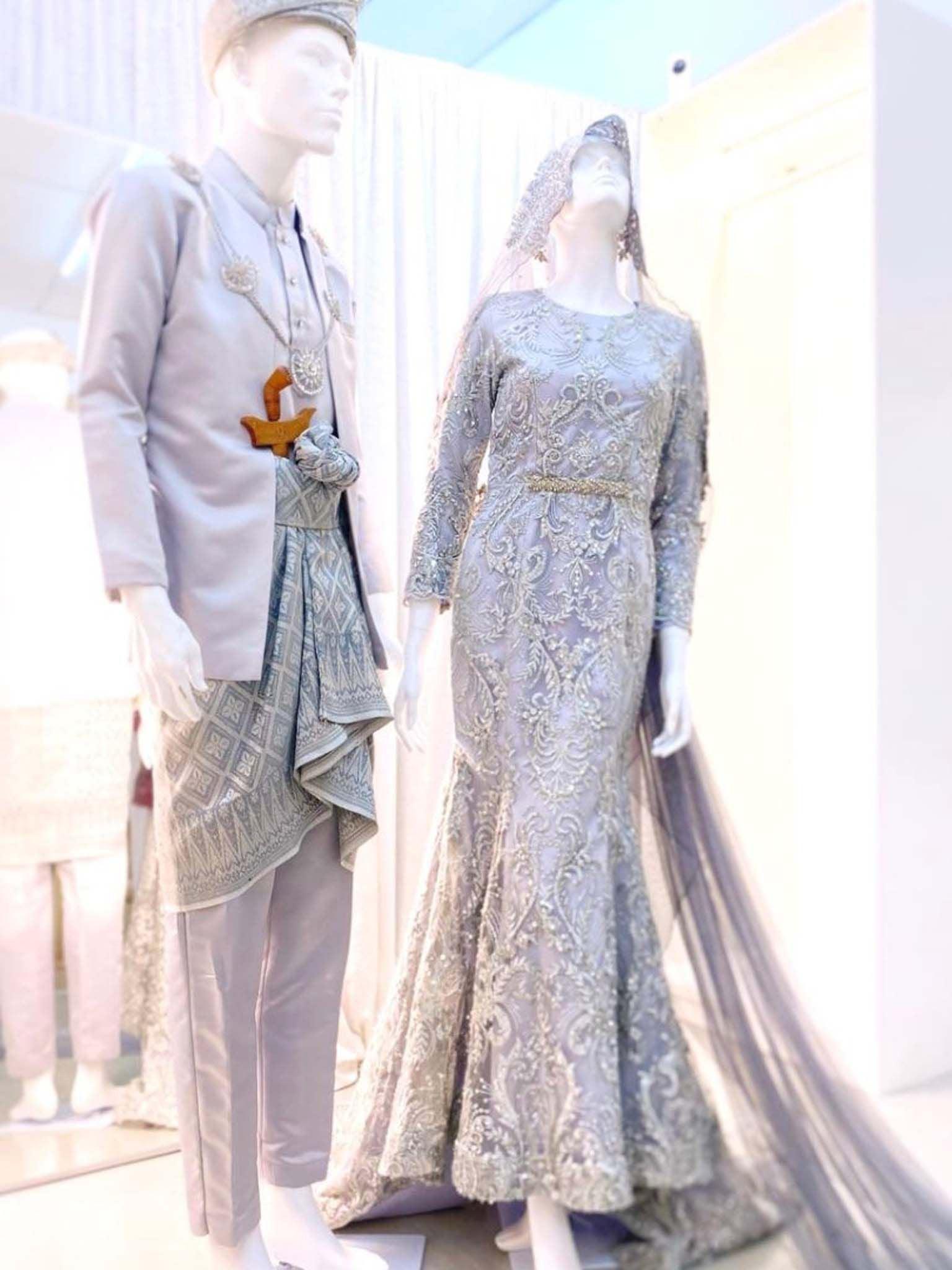 sepasang baju pengantin, Trumpet dress berwarna kelabu perak dengan renda penuh lengkap aksesori buatan Butik Pengantin PP Signature-a pair of wedding dresses, Trumpet Dress in silver gray with full lace complete with accessories by PP Signature Bridal Boutique