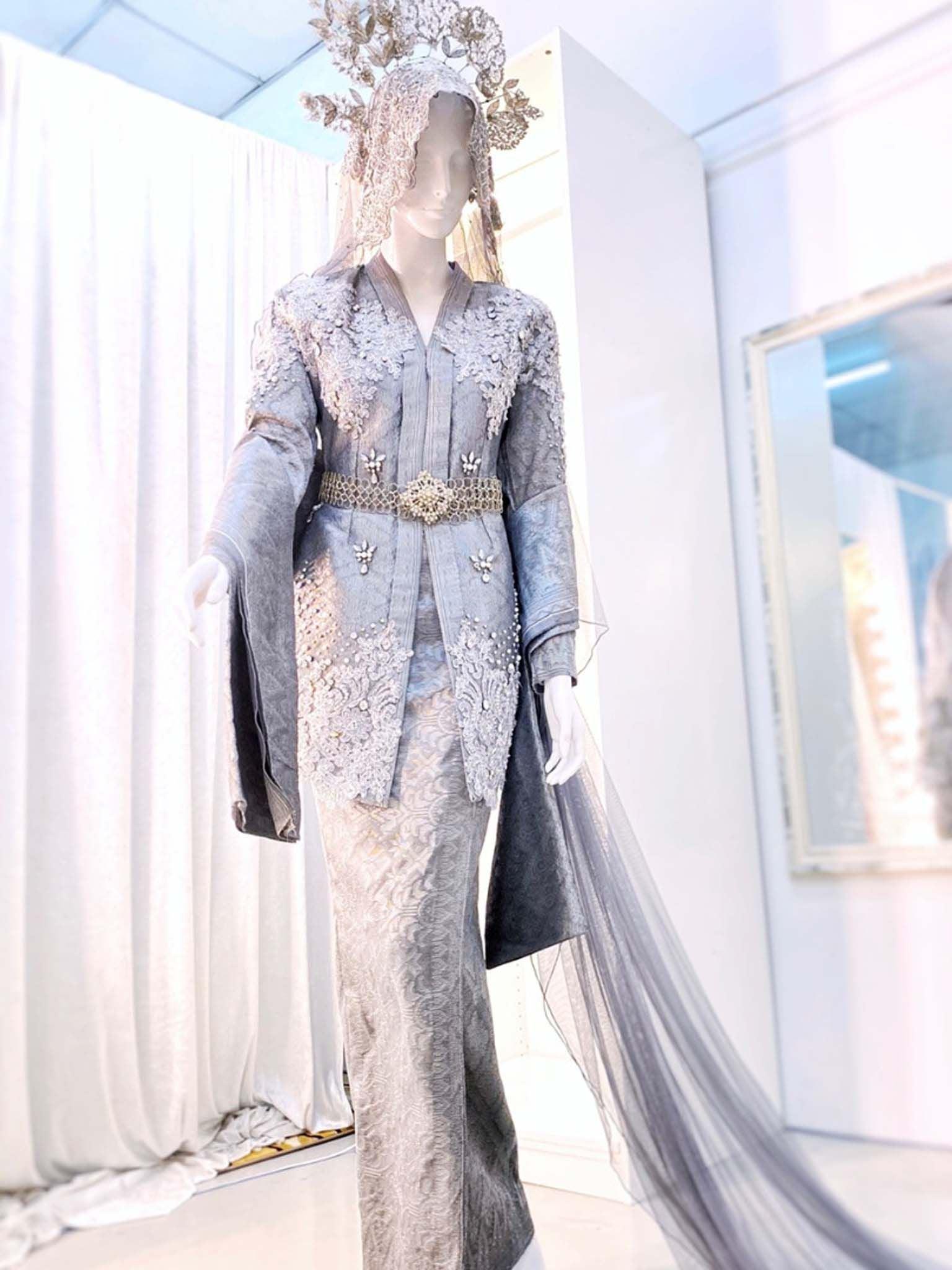 sepasang baju pengantin songket, baju Kebaya berwarna kelabu gelap dan perak lengkap aksesori buatan Butik Pengantin PP Signature-a pair of songket wedding dresses, Kebaya Dress in dark gray and silver complete with accessories made by PP Signature Bridal Boutique