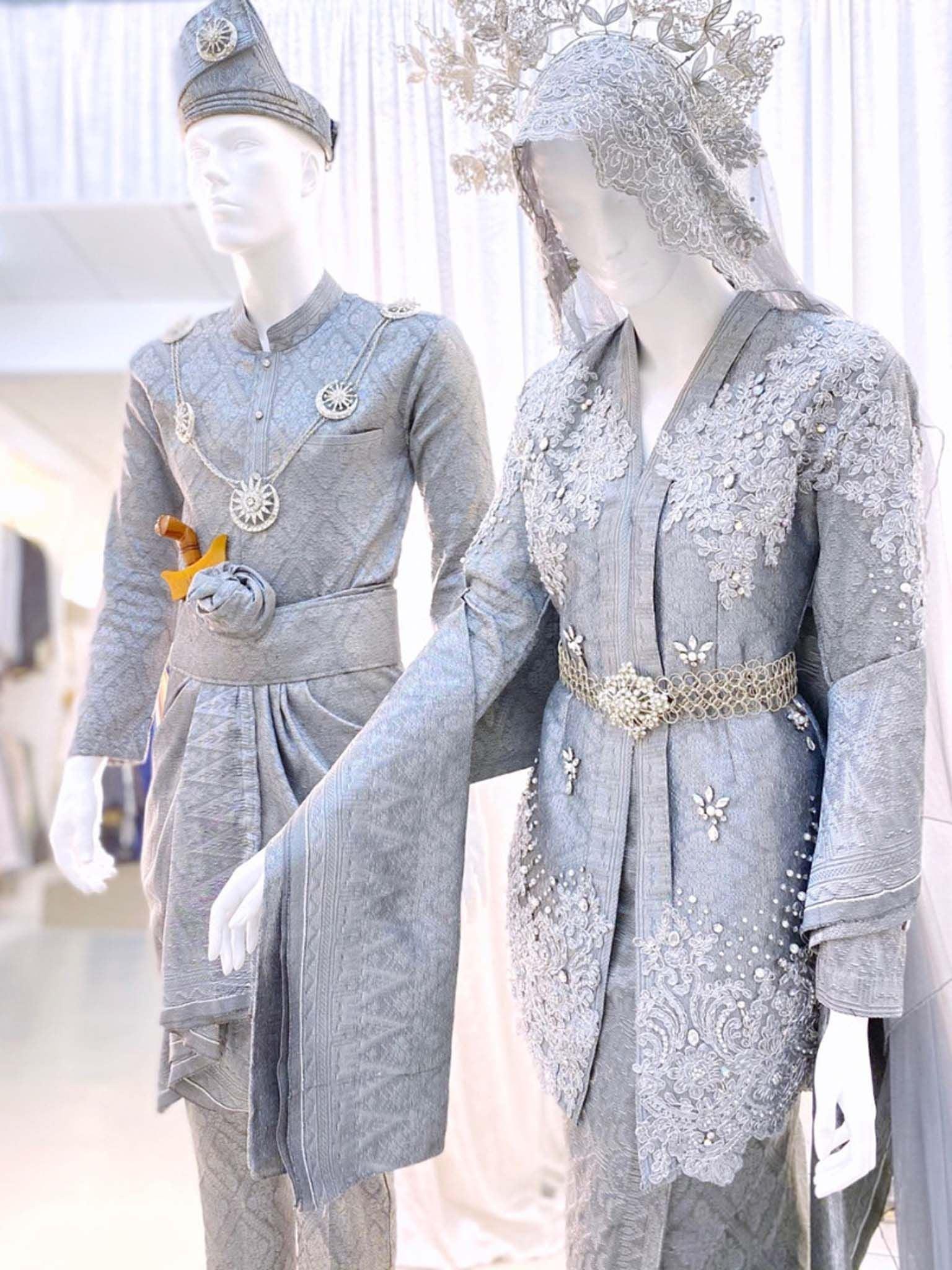 sepasang baju pengantin songket, baju Kebaya berwarna kelabu gelap dan perak lengkap aksesori buatan Butik Pengantin PP Signature-a pair of songket wedding dresses, Kebaya Dress in dark gray and silver complete with accessories made by PP Signature Bridal Boutique