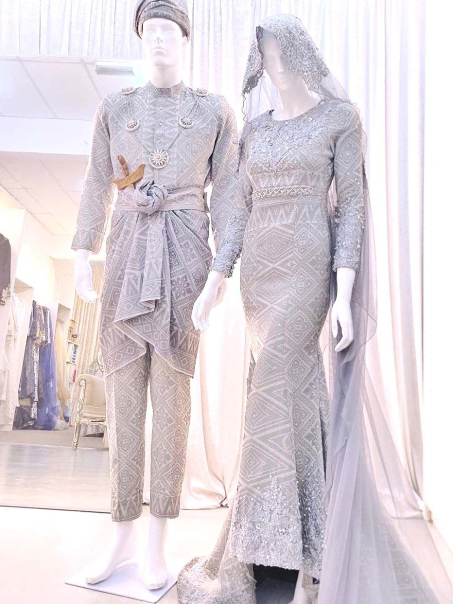 sepasang baju pengantin songket, Trumpet dress berwarna kelabu cair lengkap aksesori buatan Butik Pengantin PP Signature-a pair of Songket wedding dresses, Trumpet Dress in light gray complete with accessories by PP Signature Bridal Boutique