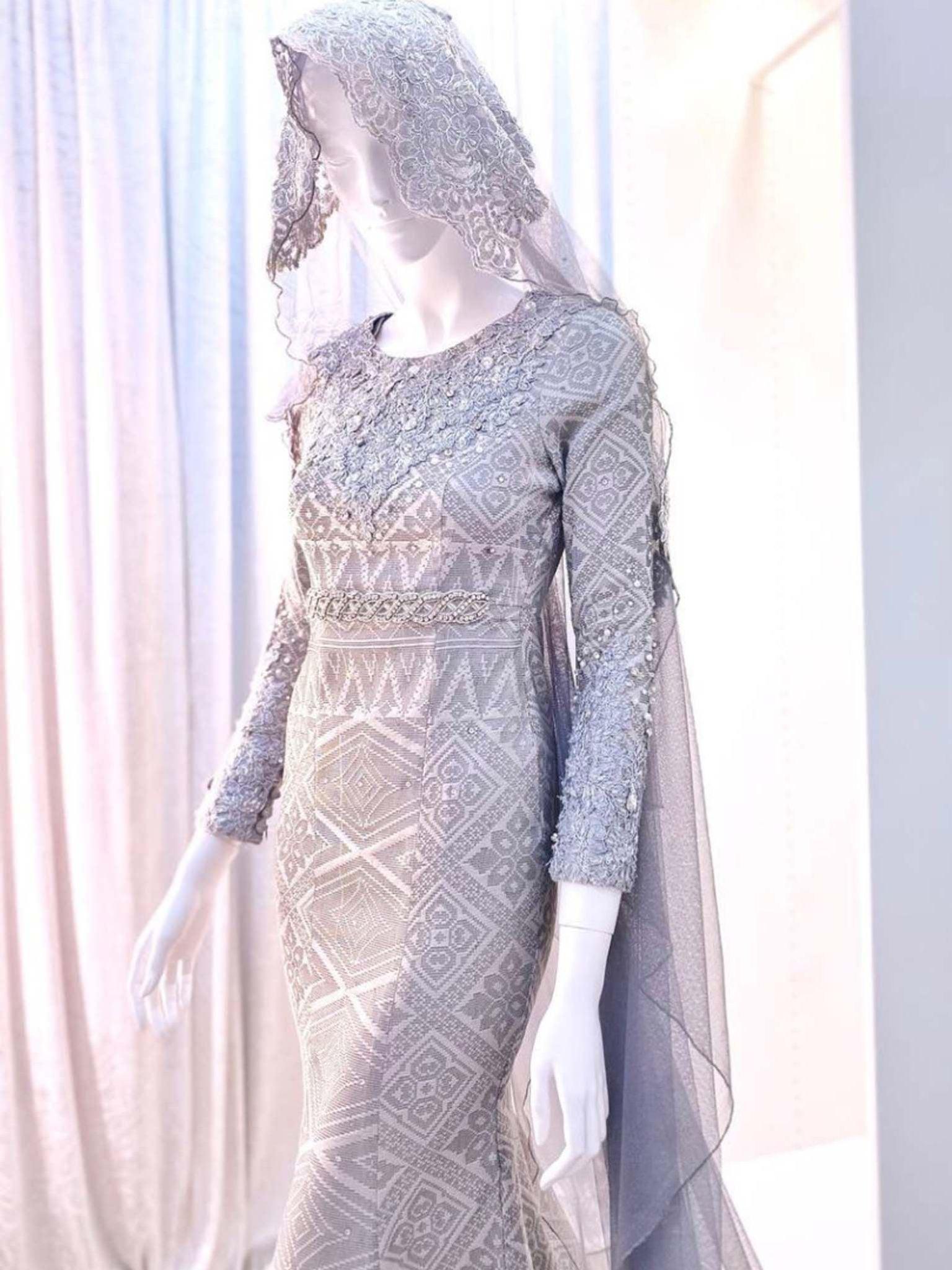 sepasang baju pengantin songket, Trumpet dress berwarna kelabu cair lengkap aksesori buatan Butik Pengantin PP Signature-a pair of Songket wedding dresses, Trumpet Dress in light gray complete with accessories by PP Signature Bridal Boutique