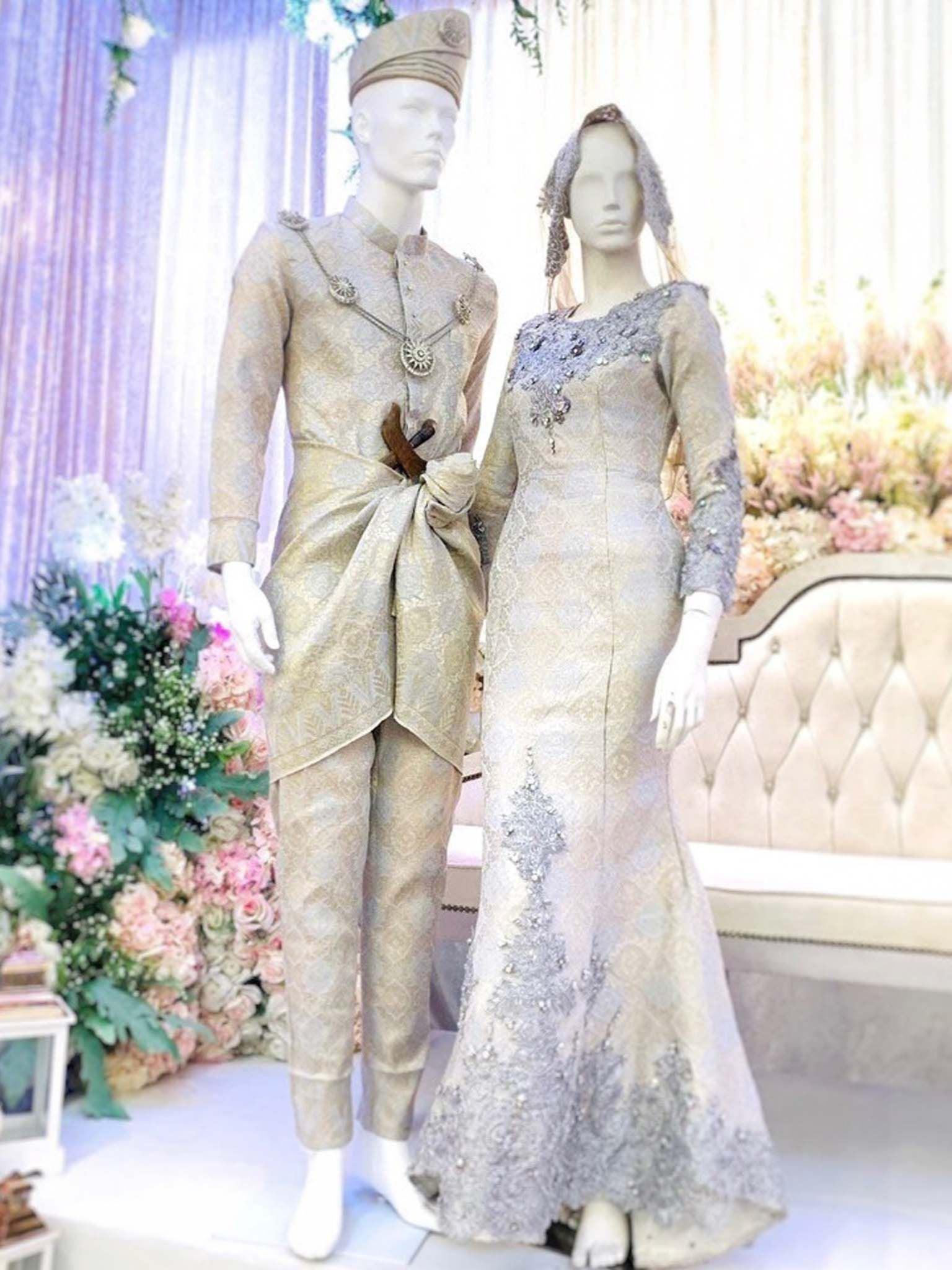 sepasang baju pengantin songket, Trumpet dress berwarna perak dan emas cair lengkap aksesori buatan Butik Pengantin PP Signature-a pair of songket wedding dresses, Trumpet Dress in silver and light gold complete with accessories by PP Signature Bridal Boutique