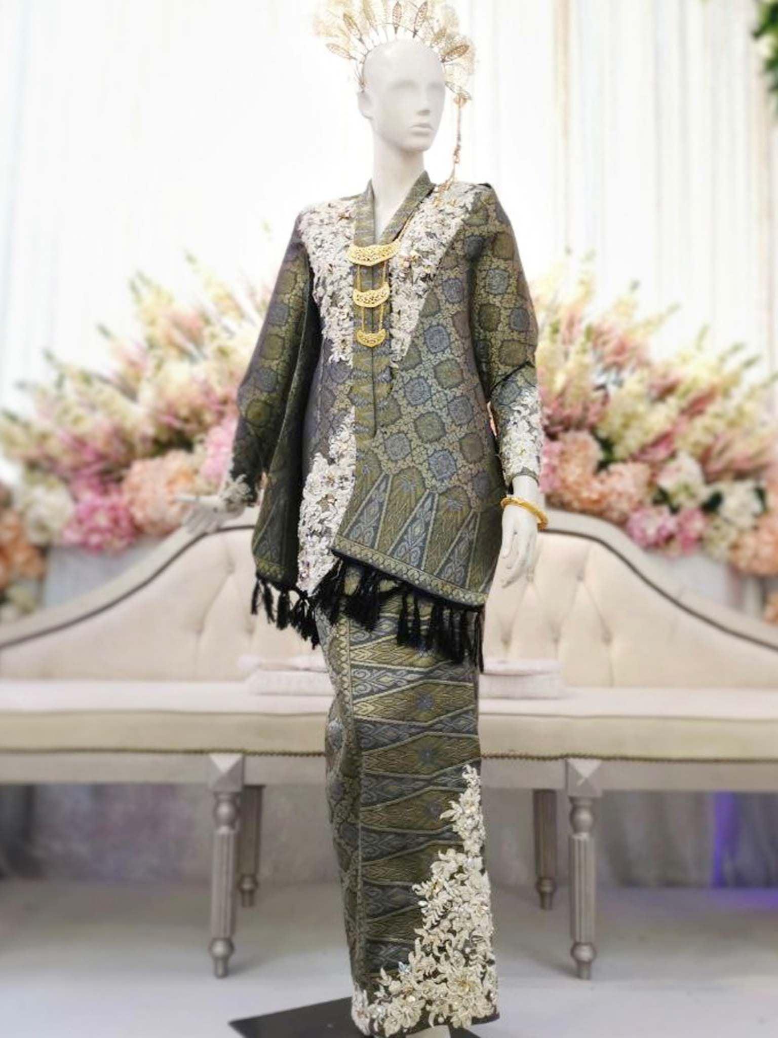 sepasang baju pengantin songket, baju Kebaya berwarna kelabu dan perak lengkap aksesori buatan Butik Pengantin PP Signature-a pair of songket wedding dresses, Kebaya Dress in gray and silver complete with accessories by PP Signature Bridal Boutique