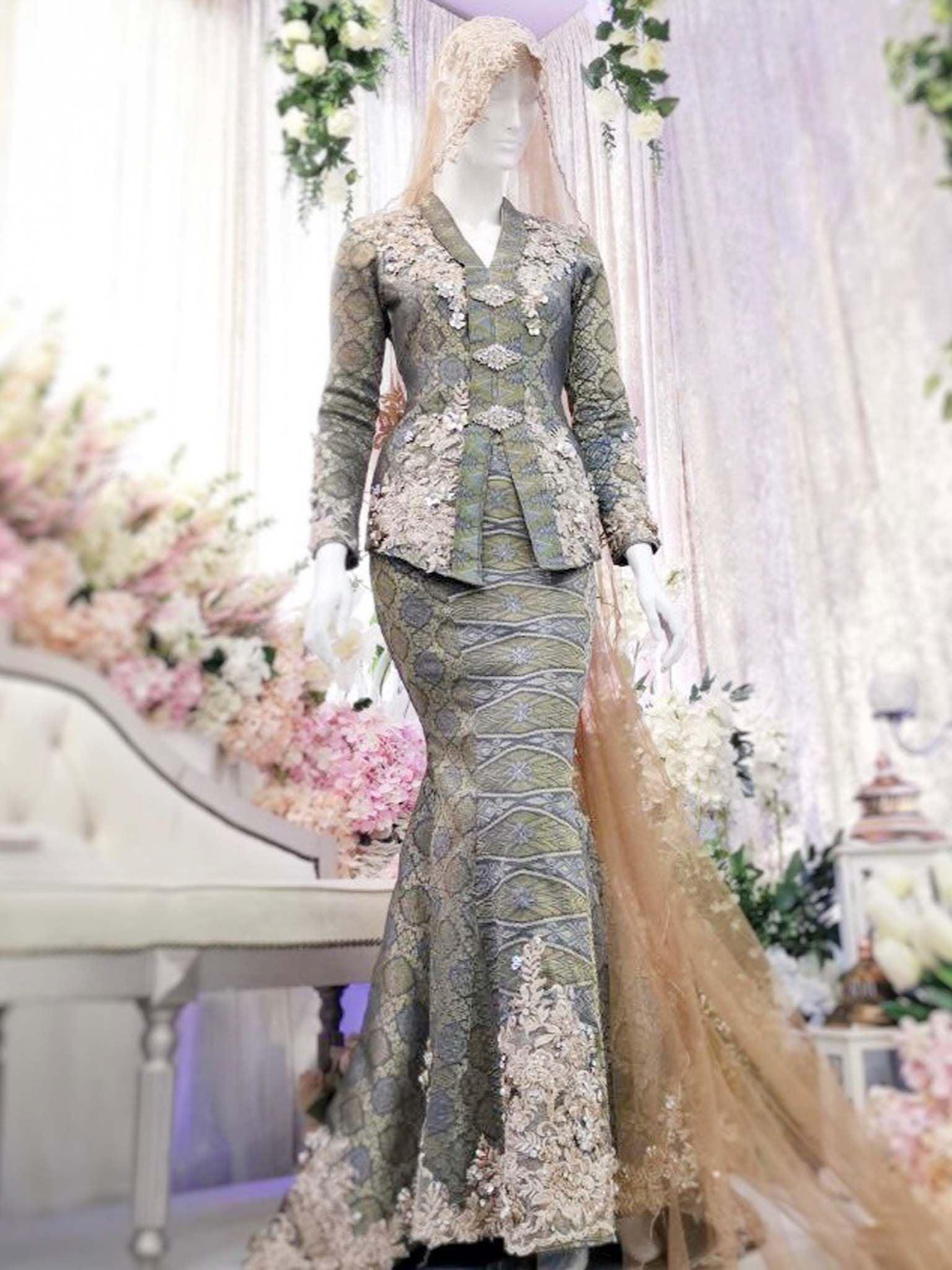 sepasang baju pengantin songket, baju Kebaya berwarna kelabu perak dan emas lengkap aksesori buatan Butik Pengantin PP Signature-a pair of songket wedding dresses, Kebaya Dress in silver gray and gold complete with accessories made by PP Signature Bridal Boutique