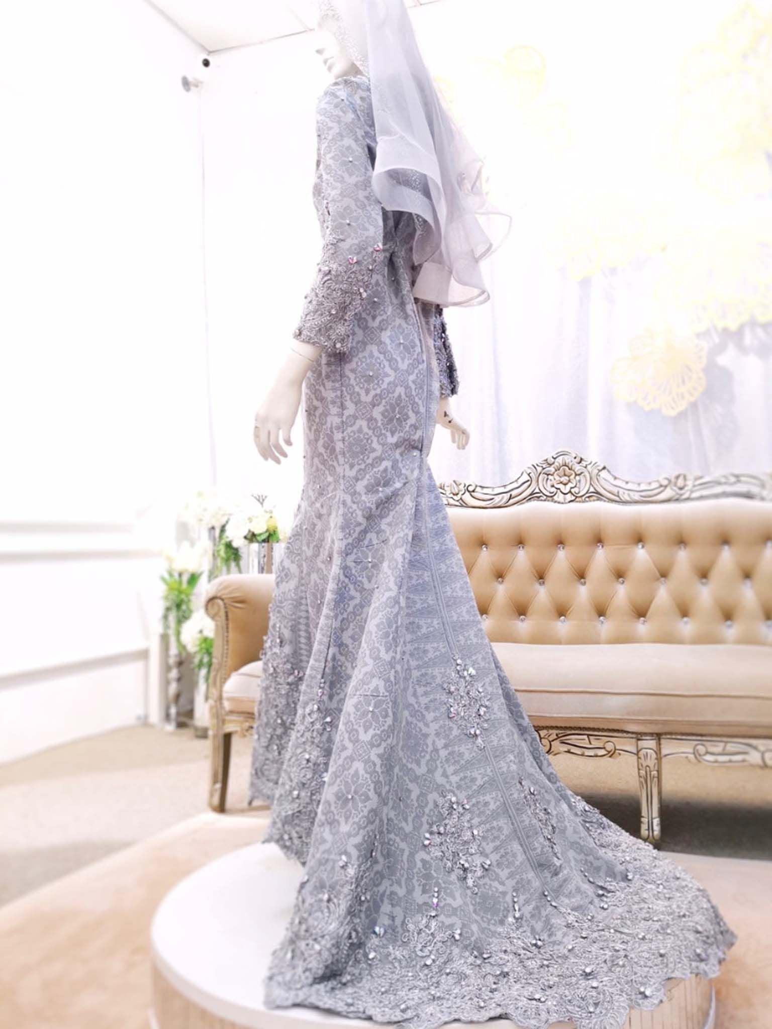  sepasang baju pengantin songket, Trumpet dress berwarna kelabu cair dan kelabu gelap lengkap aksesori buatan Butik Pengantin PP Signature-a pair of songket wedding dresses, Trumpet Dress in light silver and dark silver complete with accessories by PP Signature Bridal Boutique