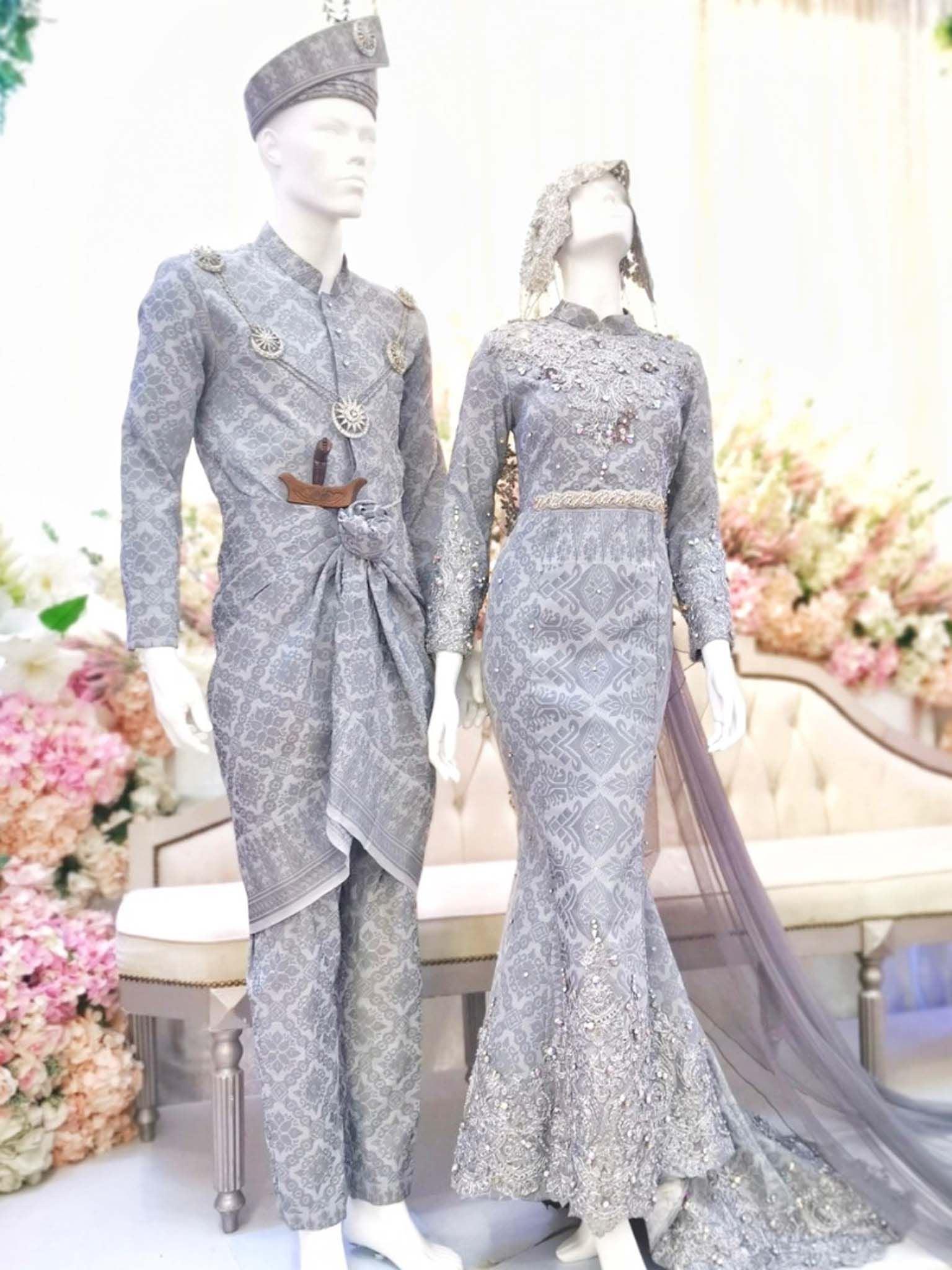  sepasang baju pengantin songket, Trumpet dress berwarna kelabu cair dan kelabu gelap lengkap aksesori buatan Butik Pengantin PP Signature-a pair of songket wedding dresses, Trumpet Dress in light silver and dark silver complete with accessories by PP Signature Bridal Boutique