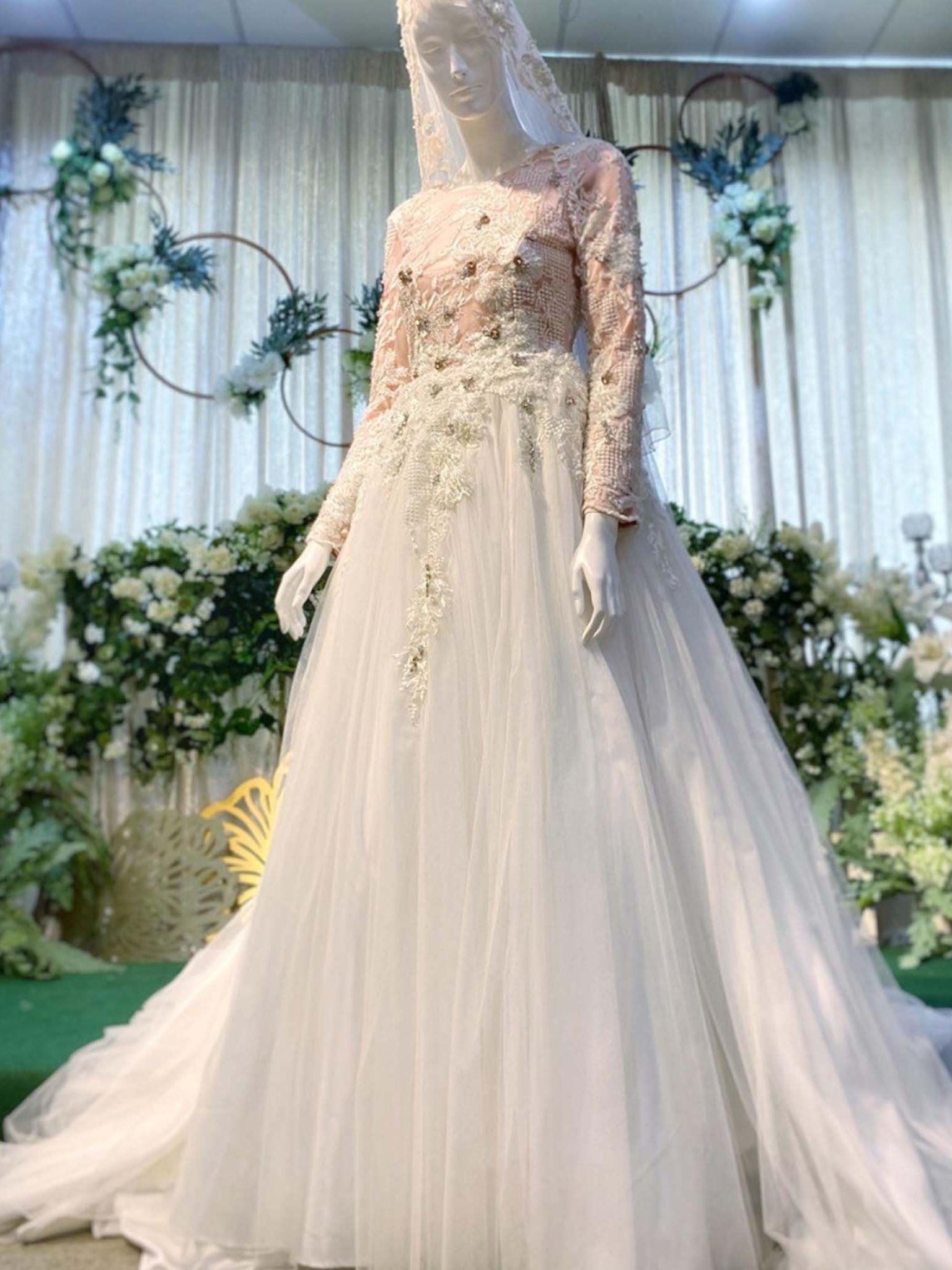 Sepasang baju pengantin, Gaun Ballgown dengan renda berkilauan berwarna putih pudar lengkap aksesori buatan Butik Pengantin PP Signature-a pair of wedding dresses, Ball gown Dress with glitter lace in off-white complete with accessories by PP Signature Bridal Boutique