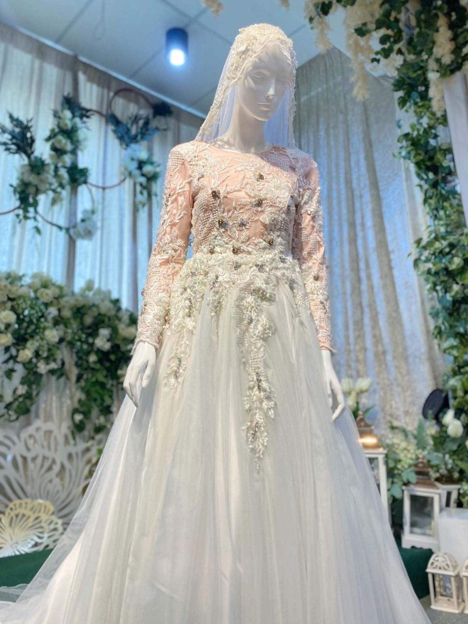 Sepasang baju pengantin, Gaun Ballgown dengan renda berkilauan berwarna putih pudar lengkap aksesori buatan Butik Pengantin PP Signature-a pair of wedding dresses, Ball gown Dress with glitter lace in off-white complete with accessories by PP Signature Bridal Boutique