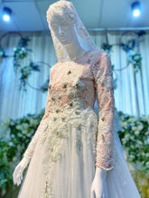 Sepasang baju pengantin, Gaun Ballgown dengan renda berkilauan berwarna putih pudar lengkap aksesori buatan Butik Pengantin PP Signature-a pair of wedding dresses, Ball gown Dress with glitter lace in off-white complete with accessories by PP Signature Bridal Boutique