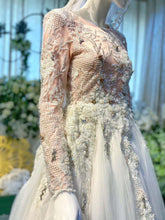 Sepasang baju pengantin, Gaun Ballgown dengan renda berkilauan berwarna putih pudar lengkap aksesori buatan Butik Pengantin PP Signature-a pair of wedding dresses, Ball gown Dress with glitter lace in off-white complete with accessories by PP Signature Bridal Boutique