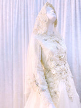 sepasang baju pengantin, Ballgown dress berwarna krim lengkap aksesori buatan Butik Pengantin PP Signature-a pair of wedding dresses, Ball gown Dress in cream complete with accessories by PP Signature Bridal Boutique