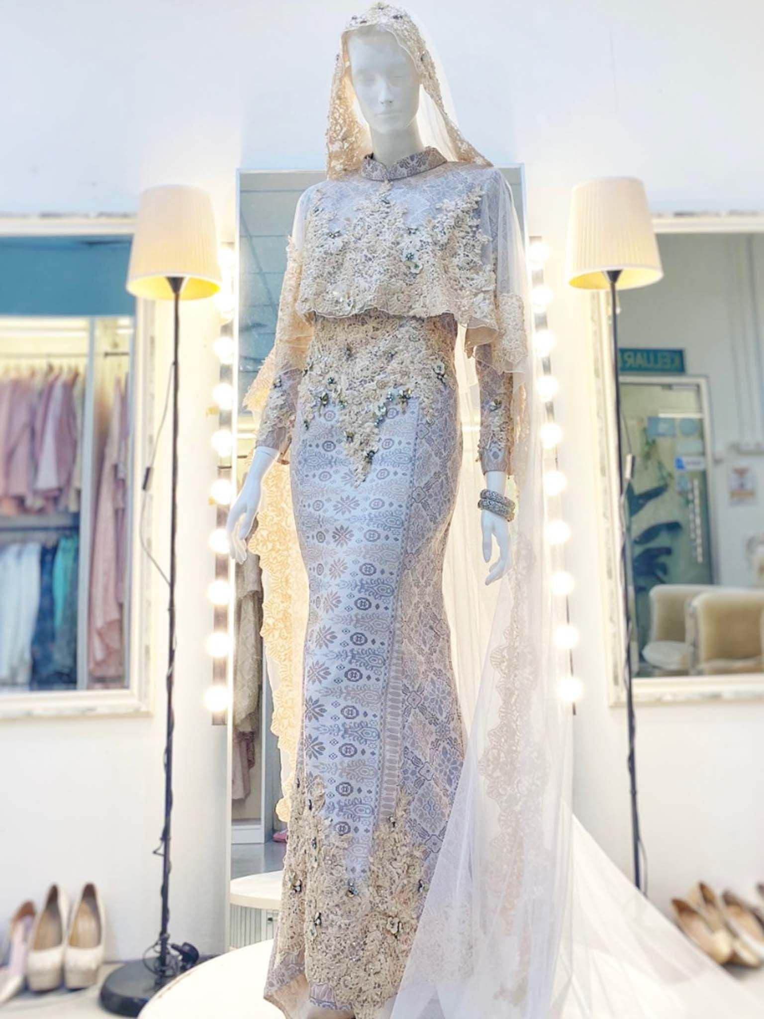 Sepasang Baju Pengantin songket, Dress dengan cape panjang yang boleh ditanggalkan berwarna putih dan champagne lengkap aksesori buatan Butik Pengantin PP Signature-a pair of songket wedding dresses, Dress with long detachable cape in white and champagne complete with accessories by PP Signature Bridal Boutique