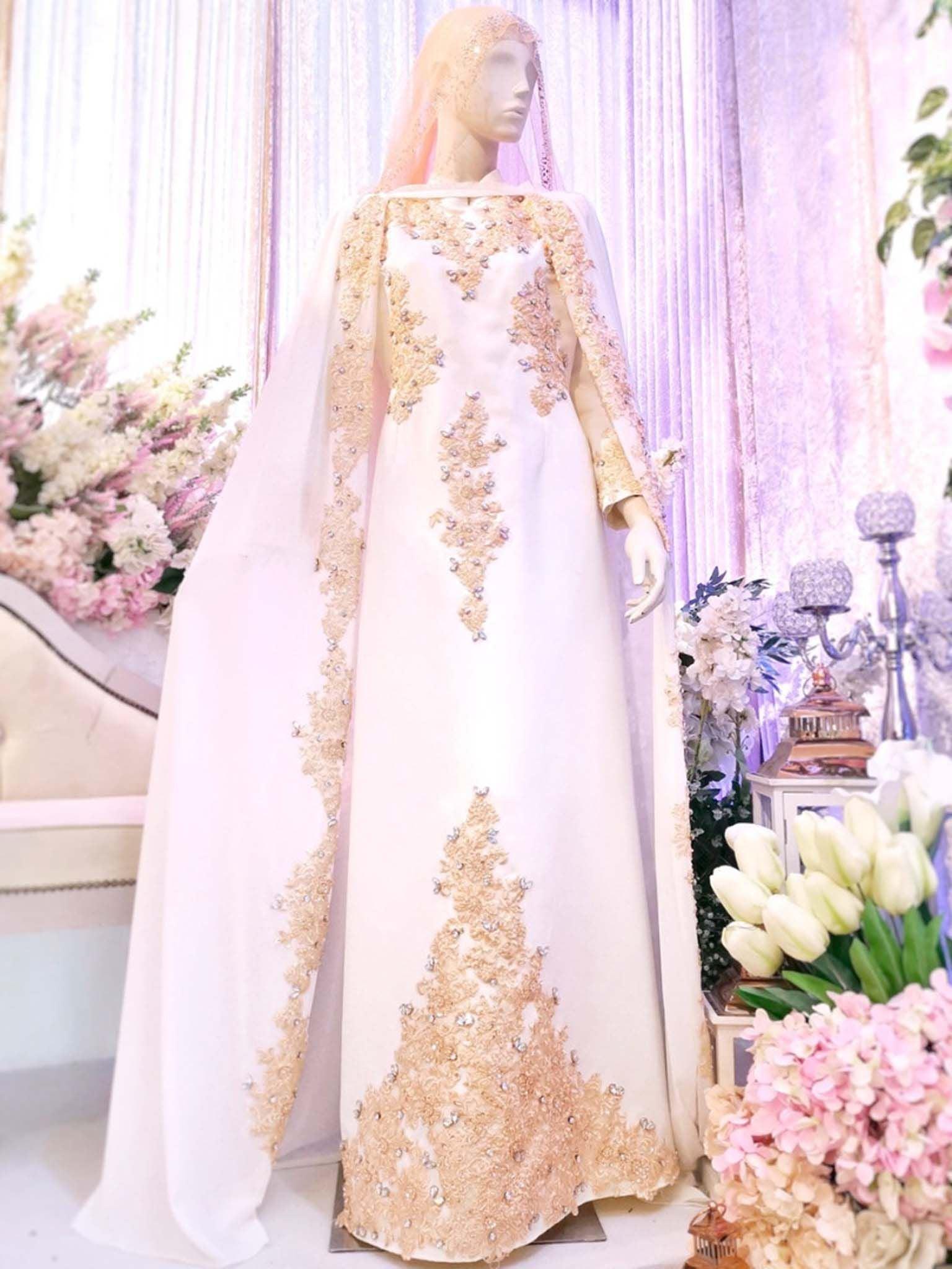 Sepasang baju pengantin, Loose Dress with detachable cape berwarna putih lengkap aksesori buatan Butik Pengantin PP Signature-a pair of wedding dresses, a Loose cutting Dress with detachable cape in off white complete with accessories by PP Signature Bridal Boutique