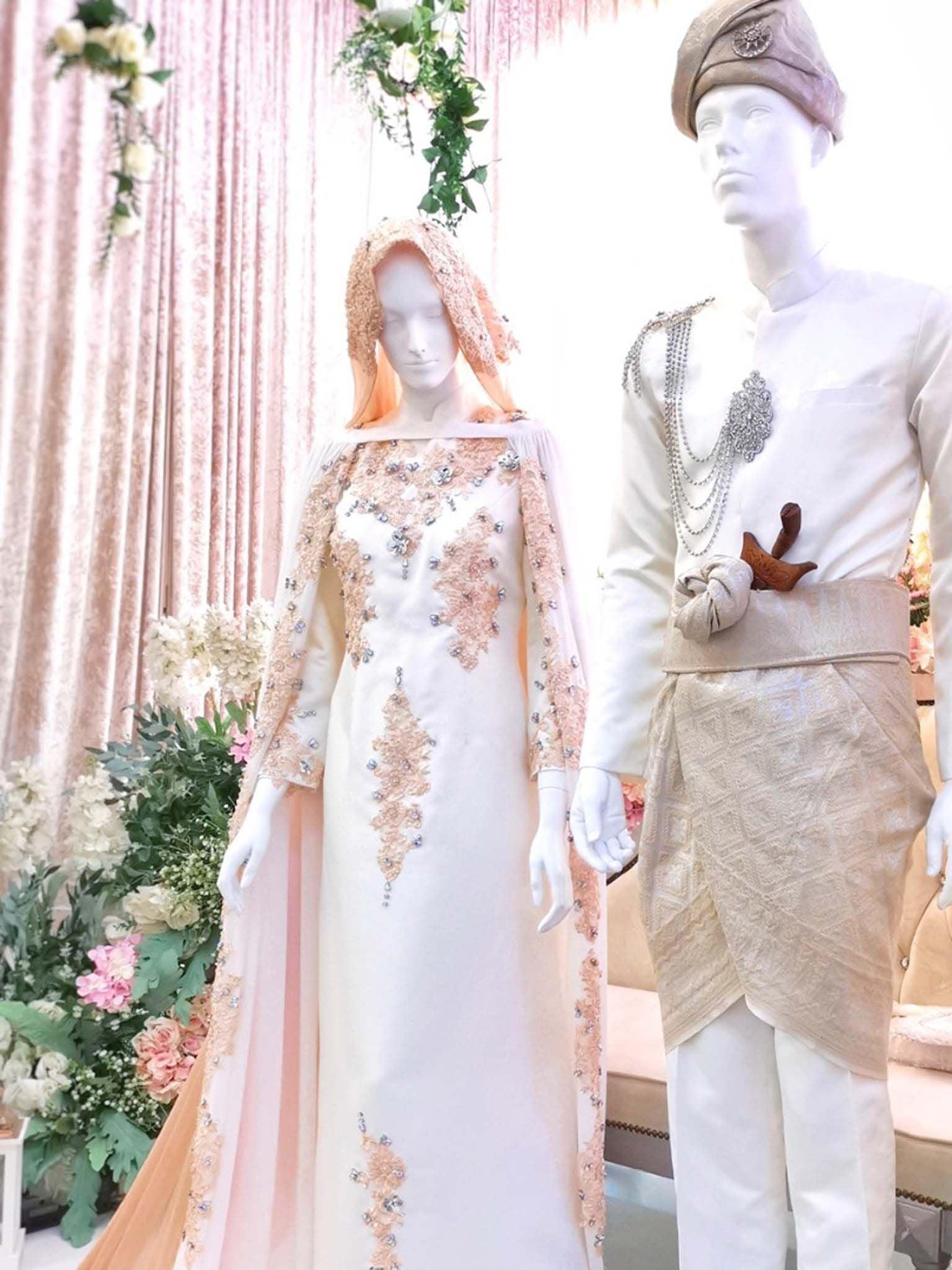 Sepasang baju pengantin, Loose Dress with detachable cape berwarna putih lengkap aksesori buatan Butik Pengantin PP Signature-a pair of wedding dresses, a Loose cutting Dress with detachable cape in off white complete with accessories by PP Signature Bridal Boutique