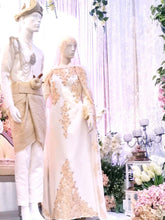 Sepasang baju pengantin, Loose Dress with detachable cape berwarna putih lengkap aksesori buatan Butik Pengantin PP Signature-a pair of wedding dresses, a Loose cutting Dress with detachable cape in off white complete with accessories by PP Signature Bridal Boutique