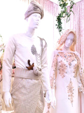 Sepasang baju pengantin, Loose Dress with detachable cape berwarna putih lengkap aksesori buatan Butik Pengantin PP Signature-a pair of wedding dresses, a Loose cutting Dress with detachable cape in off white complete with accessories by PP Signature Bridal Boutique