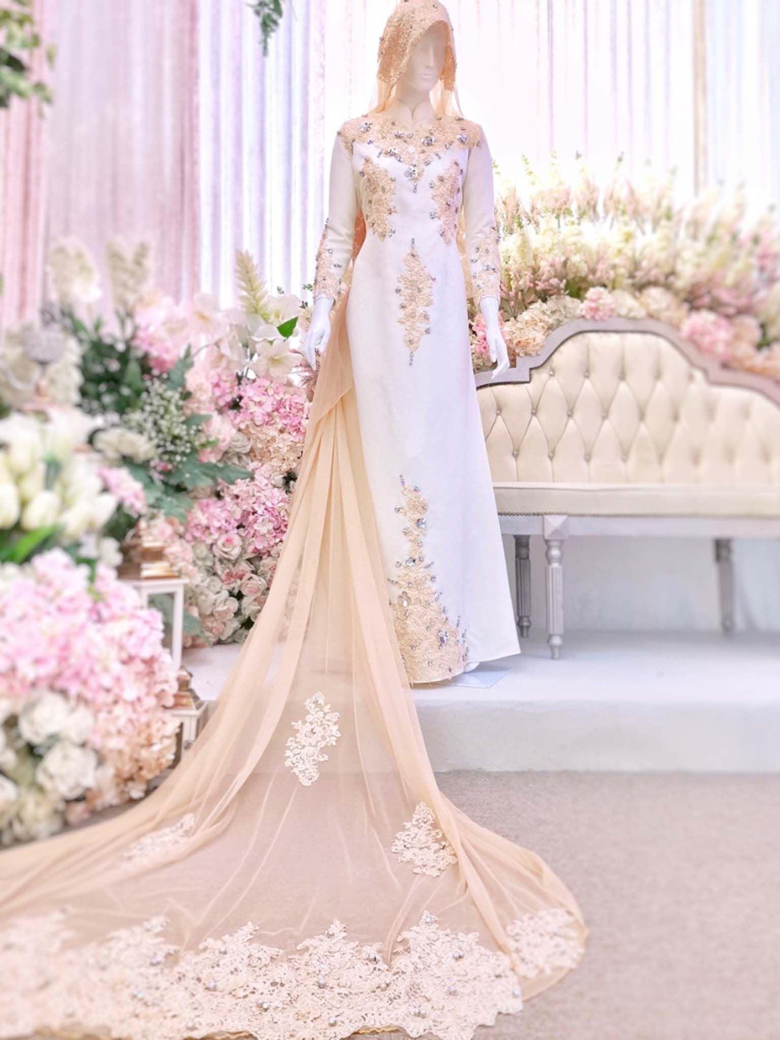 Sepasang baju pengantin, Loose Dress with detachable cape berwarna putih lengkap aksesori buatan Butik Pengantin PP Signature-a pair of wedding dresses, a Loose cutting Dress with detachable cape in off white complete with accessories by PP Signature Bridal Boutique