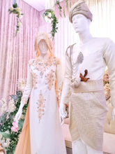 Sepasang baju pengantin, Loose Dress with detachable cape berwarna putih lengkap aksesori buatan Butik Pengantin PP Signature-a pair of wedding dresses, a Loose cutting Dress with detachable cape in off white complete with accessories by PP Signature Bridal Boutique