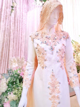 Sepasang baju pengantin, Loose Dress with detachable cape berwarna putih lengkap aksesori buatan Butik Pengantin PP Signature-a pair of wedding dresses, a Loose cutting Dress with detachable cape in off white complete with accessories by PP Signature Bridal Boutique