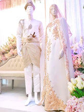 Sepasang baju pengantin, Loose Dress with detachable cape berwarna putih lengkap aksesori buatan Butik Pengantin PP Signature-a pair of wedding dresses, a Loose cutting Dress with detachable cape in off white complete with accessories by PP Signature Bridal Boutique