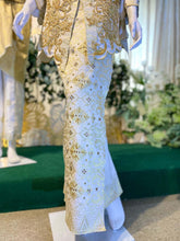 Sepasang baju pengantin, baju Kebaya songket berwarna putih dan emas yang dihias menggunakan teknik tambour dan sulaman tangan lengkap aksesori buatan Butik Pengantin PP Signature-A pair of wedding dresses, Kebaya Dress in off-white and gold complete songket embellished using tambour technique and hand embroidery complete with accessories made by PP Signature Bridal Boutique