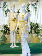 Sepasang baju pengantin, baju Kebaya songket berwarna putih dan emas yang dihias menggunakan teknik tambour dan sulaman tangan lengkap aksesori buatan Butik Pengantin PP Signature-A pair of wedding dresses, Kebaya Dress in off-white and gold complete songket embellished using tambour technique and hand embroidery complete with accessories made by PP Signature Bridal Boutique