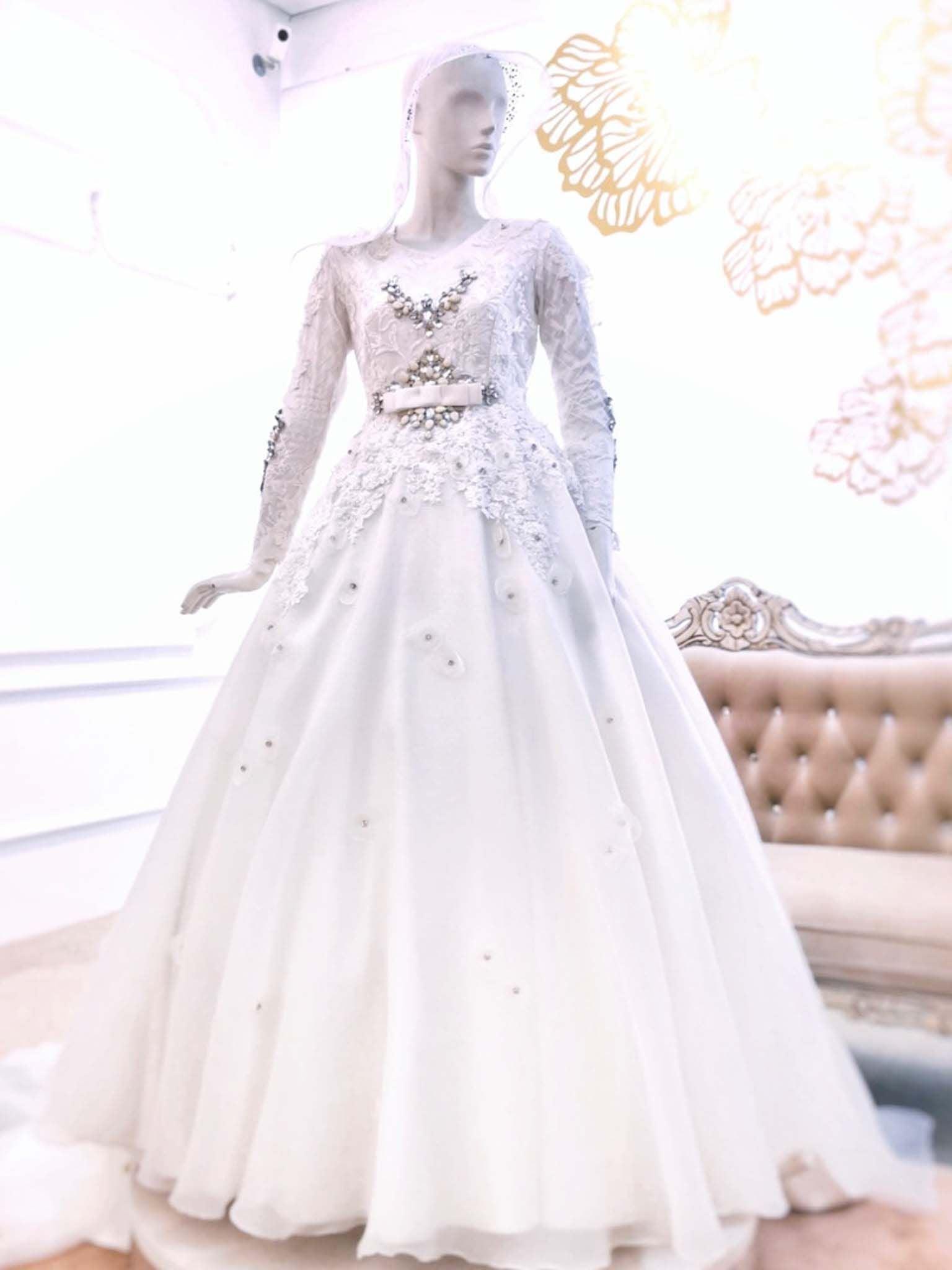 Sepasang baju pengantin, Ballgown dress berwarna putih lengkap aksesori buatan Butik Pengantin PP Signature-a pair of wedding dresses, Ball gown Dress in off white complete with accessories by PP Signature Bridal Boutique