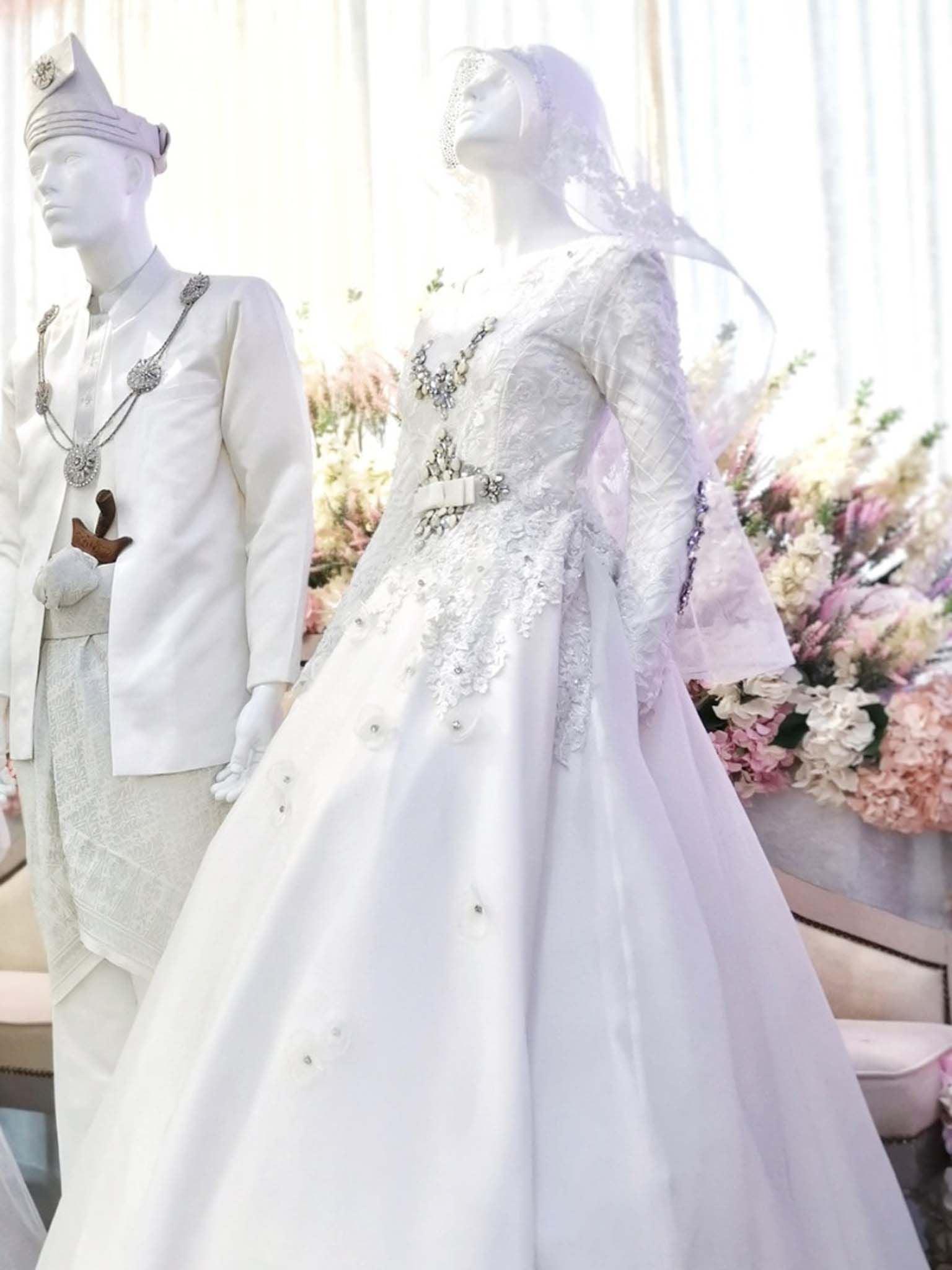 Sepasang baju pengantin, Ballgown dress berwarna putih lengkap aksesori buatan Butik Pengantin PP Signature-a pair of wedding dresses, Ball gown Dress in off white complete with accessories by PP Signature Bridal Boutique