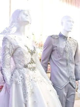 Sepasang baju pengantin, Ballgown dress berwarna putih lengkap aksesori buatan Butik Pengantin PP Signature-a pair of wedding dresses, Ball gown Dress in off white complete with accessories by PP Signature Bridal Boutique