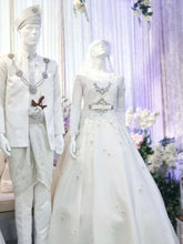 Sepasang baju pengantin, Ballgown dress berwarna putih lengkap aksesori buatan Butik Pengantin PP Signature-a pair of wedding dresses, Ball gown Dress in off white complete with accessories by PP Signature Bridal Boutique