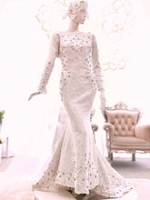 Sepasang baju pengantin, Trumpet dress Songket berwarna putih lengkap aksesori buatan Butik Pengantin PP Signature-A pair of Songket wedding dresses, Trumpet cutting gown in white complete with accessories by PP Signature Bridal Boutique