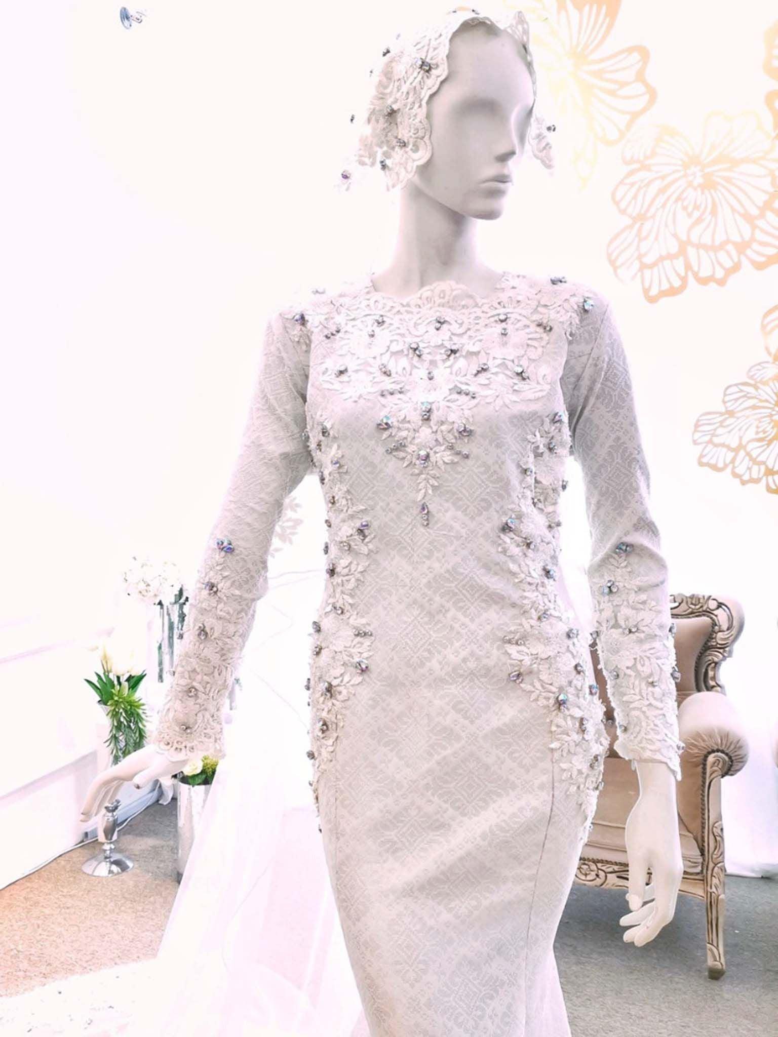 Sepasang baju pengantin, Trumpet dress Songket berwarna putih lengkap aksesori buatan Butik Pengantin PP Signature-A pair of Songket wedding dresses, Trumpet cutting gown in white complete with accessories by PP Signature Bridal Boutique