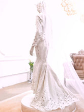 Sepasang baju pengantin, Trumpet dress Songket berwarna putih lengkap aksesori buatan Butik Pengantin PP Signature-A pair of Songket wedding dresses, Trumpet cutting gown in white complete with accessories by PP Signature Bridal Boutique