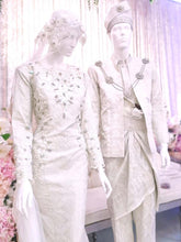Sepasang baju pengantin, Trumpet dress Songket berwarna putih lengkap aksesori buatan Butik Pengantin PP Signature-A pair of Songket wedding dresses, Trumpet cutting gown in white complete with accessories by PP Signature Bridal Boutique