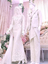 Sepasang baju pengantin, Trumpet dress Songket berwarna putih lengkap aksesori buatan Butik Pengantin PP Signature-A pair of Songket wedding dresses, Trumpet cutting gown in white complete with accessories by PP Signature Bridal Boutique