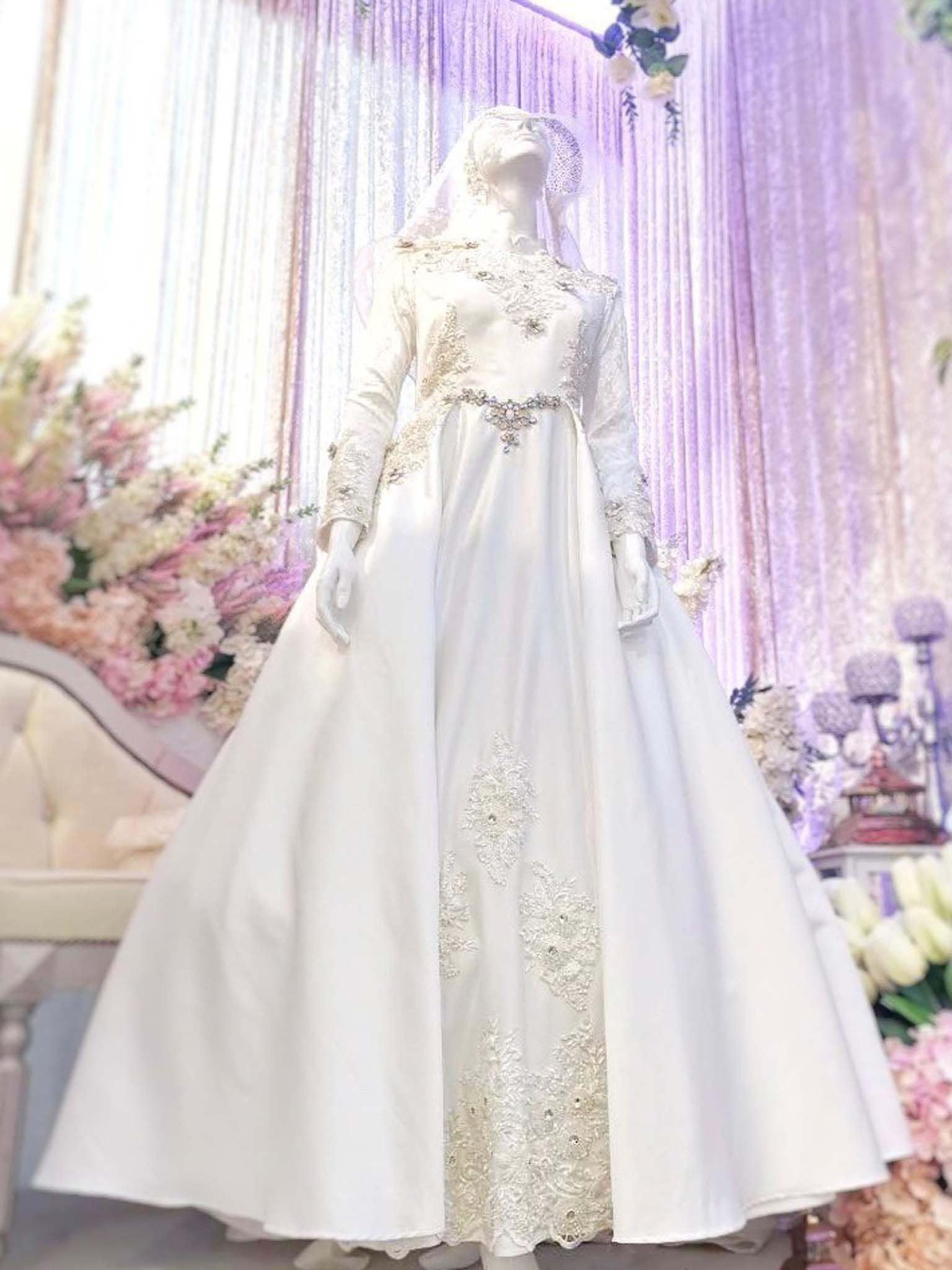 Sepasang baju pengantin, Gaun Ballgown dengan renda berkilauan berwarna putih pudar lengkap aksesori buatan Butik Pengantin PP Signature-a pair of wedding dresses, Ball gown Dress with glitter lace in off-white complete with accessories by PP Signature Bridal Boutique