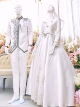 Sepasang baju pengantin, Gaun Ballgown dengan renda berkilauan berwarna putih pudar lengkap aksesori buatan Butik Pengantin PP Signature-a pair of wedding dresses, Ball gown Dress with glitter lace in off-white complete with accessories by PP Signature Bridal Boutique