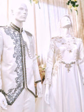 Sepasang baju pengantin, Gaun Ballgown dengan renda berkilauan berwarna putih pudar lengkap aksesori buatan Butik Pengantin PP Signature-a pair of wedding dresses, Ball gown Dress with glitter lace in off-white complete with accessories by PP Signature Bridal Boutique