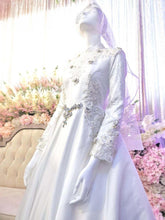 Sepasang baju pengantin, Gaun Ballgown dengan renda berkilauan berwarna putih pudar lengkap aksesori buatan Butik Pengantin PP Signature-a pair of wedding dresses, Ball gown Dress with glitter lace in off-white complete with accessories by PP Signature Bridal Boutique