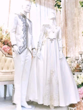 Sepasang baju pengantin, Gaun Ballgown dengan renda berkilauan berwarna putih pudar lengkap aksesori buatan Butik Pengantin PP Signature-a pair of wedding dresses, Ball gown Dress with glitter lace in off-white complete with accessories by PP Signature Bridal Boutique