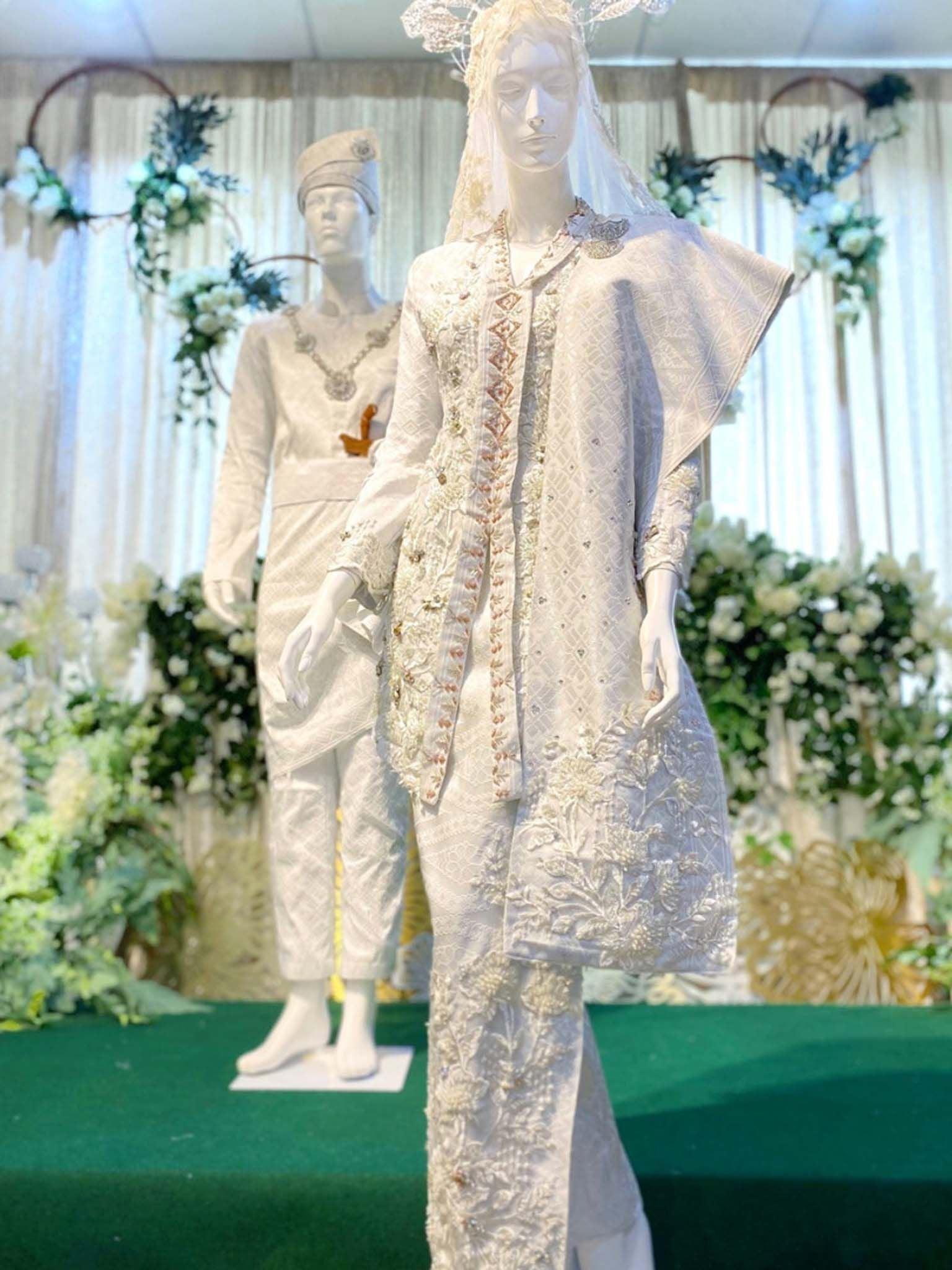 Sepasang baju pengantin songket, baju Kebaya berwarna putih lengkap aksesori buatan Butik Pengantin PP Signature-A pair of songket wedding dresses, Kebaya Dress in off-white complete with accessories made by PP Signature Bridal Boutique