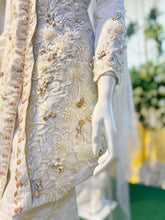 Sepasang baju pengantin songket, baju Kebaya berwarna putih lengkap aksesori buatan Butik Pengantin PP Signature-A pair of songket wedding dresses, Kebaya Dress in off-white complete with accessories made by PP Signature Bridal Boutique
