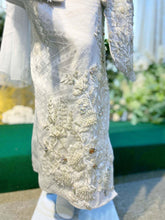 Sepasang baju pengantin songket, baju Kebaya berwarna putih lengkap aksesori buatan Butik Pengantin PP Signature-A pair of songket wedding dresses, Kebaya Dress in off-white complete with accessories made by PP Signature Bridal Boutique