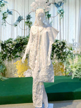 Sepasang baju pengantin songket, baju Kebaya berwarna putih lengkap aksesori buatan Butik Pengantin PP Signature-A pair of songket wedding dresses, Kebaya Dress in off-white complete with accessories made by PP Signature Bridal Boutique