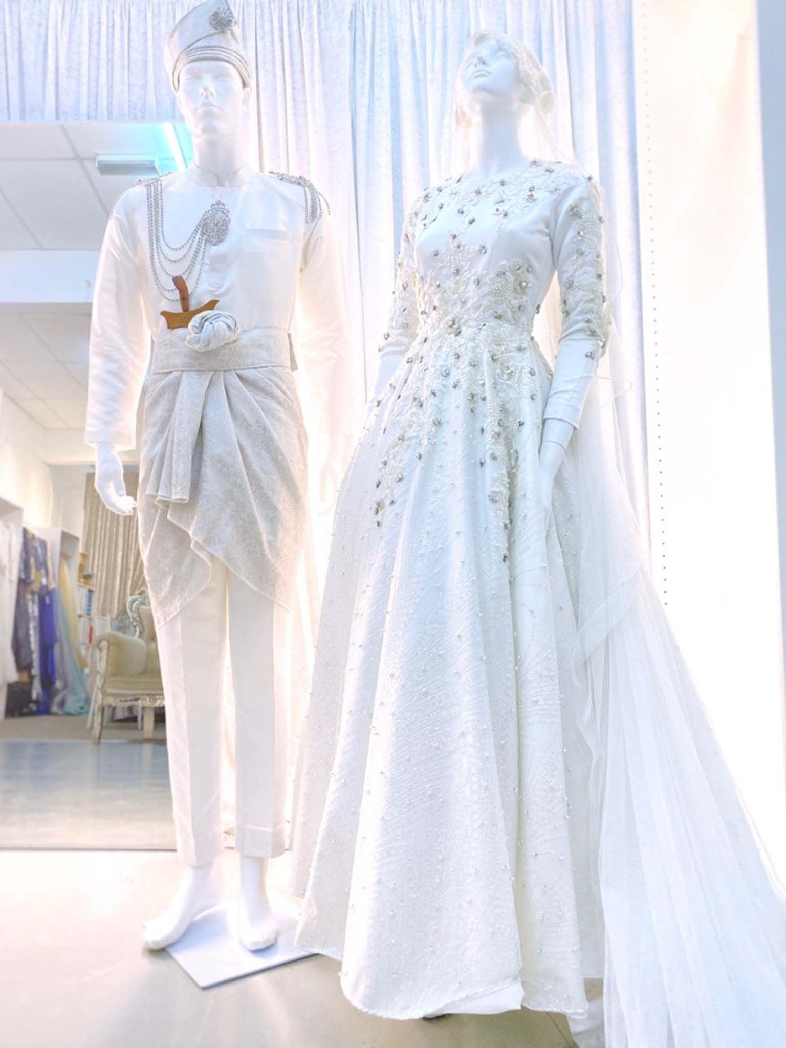 Sepasang baju pengantin, Gaun Ballgown dengan renda berkilauan berwarna putih pudar lengkap aksesori buatan Butik Pengantin PP Signature-a pair of wedding dresses, Ball gown Dress with glitter lace in off-white complete with accessories by PP Signature Bridal Boutique